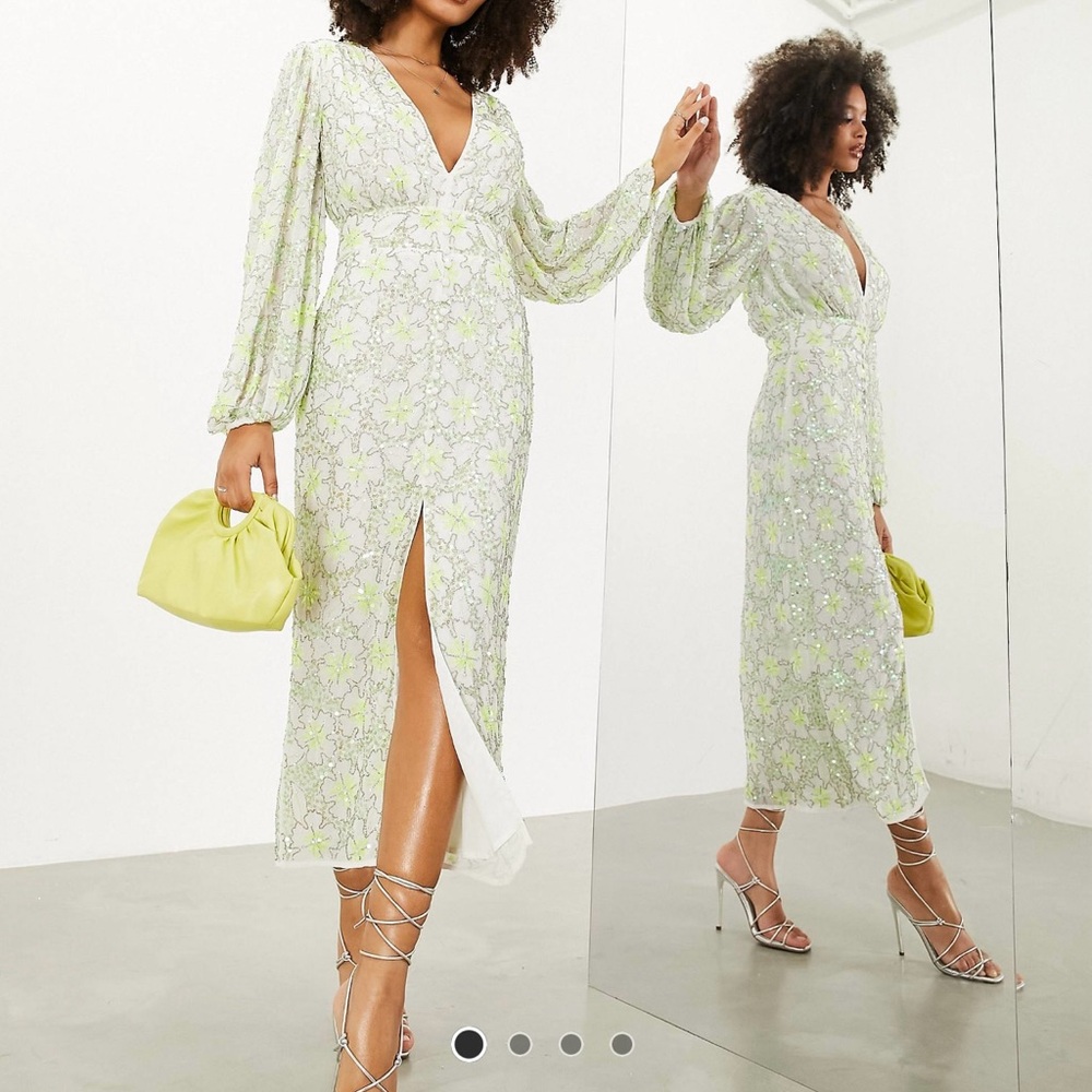 ASOS
• Floral design
• V-neck
• Volume sleeves
• Button details
• Front slit